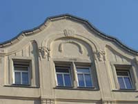 Das Haus f&uuml;gt sich harmonisch in das Ensemble der Stra&szlig;e ein