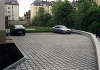 Im Hof hinter dem Haus befinden sich einige Parkm&ouml;glichkeiten